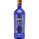 Eine 0,7-Liter-Flasche Larios 12 Premium Gin (40%) von Larios mit verschnörkeltem weißen Schriftzug und dekorativen Details, angereichert mit mediterranen Zitrusfrüchten für einen einzigartig erfrischenden Geschmack.