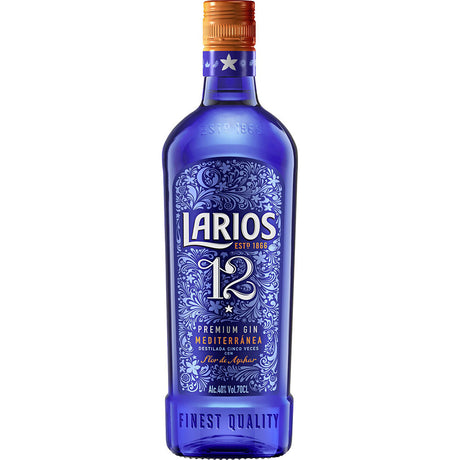 Eine 0,7-Liter-Flasche Larios 12 Premium Gin (40%) von Larios mit verschnörkeltem weißen Schriftzug und dekorativen Details, angereichert mit mediterranen Zitrusfrüchten für einen einzigartig erfrischenden Geschmack.