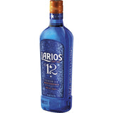 Larios 12 Premium Gin 40% (0,7L) von Larios ist in einer blauen Flasche mit weißem Etikett und orangefarbenem Verschluss abgefüllt und mit mediterranen Zitrusfrüchten angereichert, die für einen lebendigen, erfrischenden Geschmack sorgen.