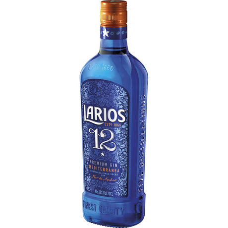 Larios 12 Premium Gin 40% (0,7L) von Larios ist in einer blauen Flasche mit weißem Etikett und orangefarbenem Verschluss abgefüllt und mit mediterranen Zitrusfrüchten angereichert, die für einen lebendigen, erfrischenden Geschmack sorgen.