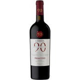 Eine Flasche des Rotweins Latentia Winery Novantaceppi Primitivo Puglia IGT 2024 aus Apulien mit einem auffälligen rot-weißen Etikett.
