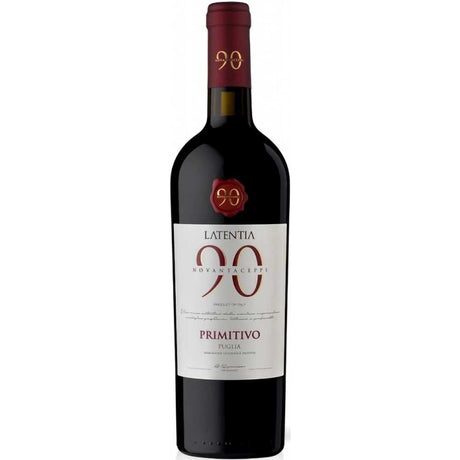 Eine Flasche des Rotweins Latentia Winery Novantaceppi Primitivo Puglia IGT 2024 aus Apulien mit einem auffälligen rot-weißen Etikett.
