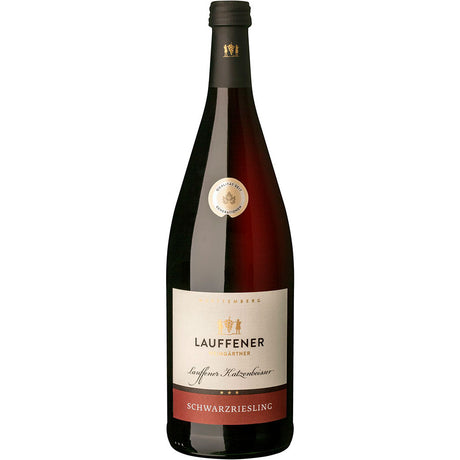 Eine 1L Flasche Lauffener Weingärtner Lauffener Katzenbeißer Schwarzriesling QbA halbtrocken (MEHRWEG), deutscher Rotwein, mit beigem Etikett und Goldmedaillen-Aufkleber.
