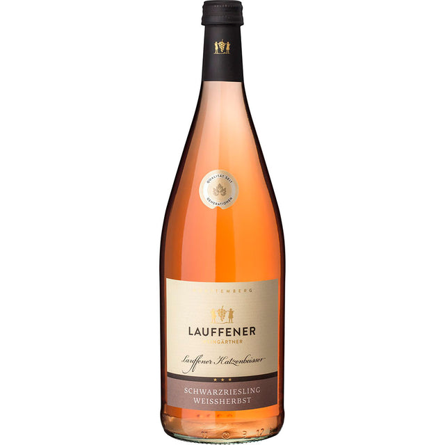 Eine 1-Liter-Flasche Lauffener Weingärtner Katzenbeißer Schwarzriesling Weißherbst QbA lieblich (MEHRWEG) mit goldenem Etikett und schlichtem schwarzen Verschluss.