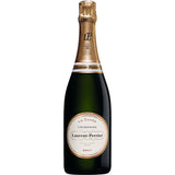 Eine 0,75-Liter-Flasche Laurent-Perrier Champagner La Cuvée Brut mit goldener Folie und weißem Etikett - ein edler Tropfen der Marke Laurent-Perrier mit hohem Chardonnay-Anteil.