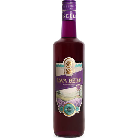 Eine 0,7-Liter-Flasche Lav'a Belle Lavendel Aperitif (18%) mit violettem Verschluss und einem mit Lavendelmotiven verzierten Etikett der Marke Lav'a Belle.