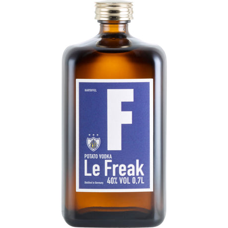 Le Freak Potato Vodka 40% 0,7 Liter von Le Freak kommt in einer braunen Glasflasche mit blau-weißem Design - ein Premium-Vodka, der mit deutscher Handwerkskunst für echte Kartoffelwodka-Kenner hergestellt wird.