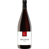 Eine 1-Liter-Flasche Lembergerland Kellerei Rosswag Trollinger QbA trocken, ein trockener Qualitätsrotwein aus dem Lembergerland, mit einem kräftigen rot-goldenen Etikett. Erhältlich als MEHRWEG in 12er-Packungen.