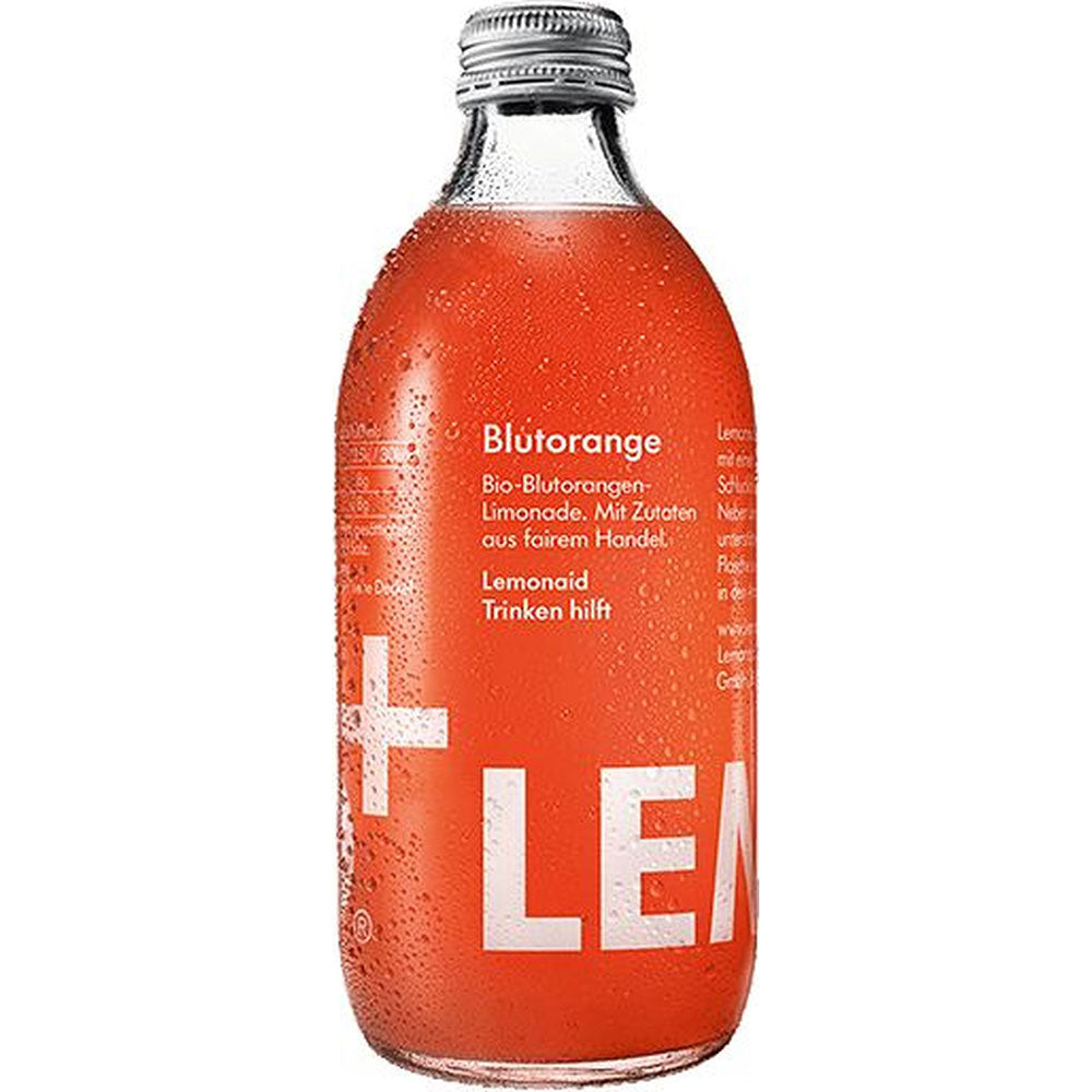Eine Klarglasflasche Lemonaid Blutorange 20x 0,33 Liter (MEHRWEG) von Lemonaid, mit deutschem Text auf dem Etikett und Betonung auf fair gehandelte und Bio Getränke.