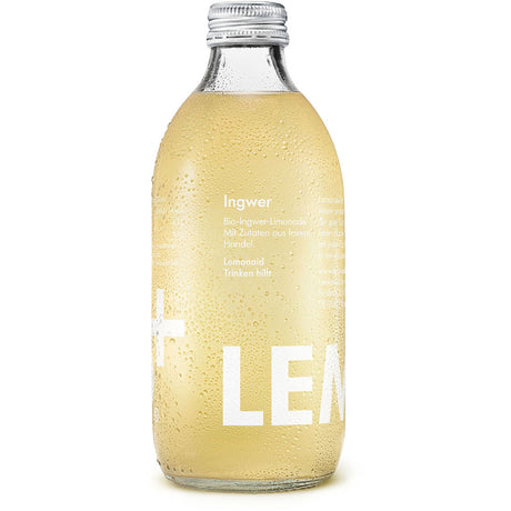 Eine beschlagene Klarglasflasche Lemonaid Ingwer 20x 0,33 Liter (MEHRWEG) von Lemonaid, mit silbernem Verschluss und der Aufschrift Ingwer, hergestellt mit Bio-Zutaten für natürliche Süße.