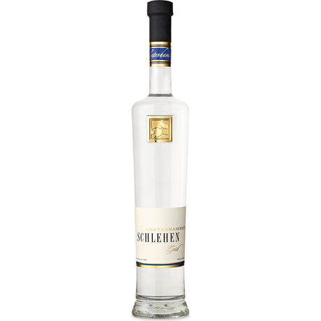 Eine hohe, klare Glasflasche von Lantenhammer Schlehengeist 42% 0,5 Liter zeigt bayerische Brennkunst mit einem weiß-goldenen Etikett und einem schlichten schwarzen Verschluss.