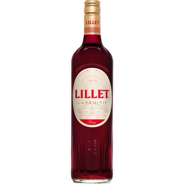 Eine 0,75L Flasche Lillet Rouge (17% vol), ein französischer Aperitif aus Bordeaux von Lillet, mit roter Flüssigkeit und einem creme-goldenen Etikett.