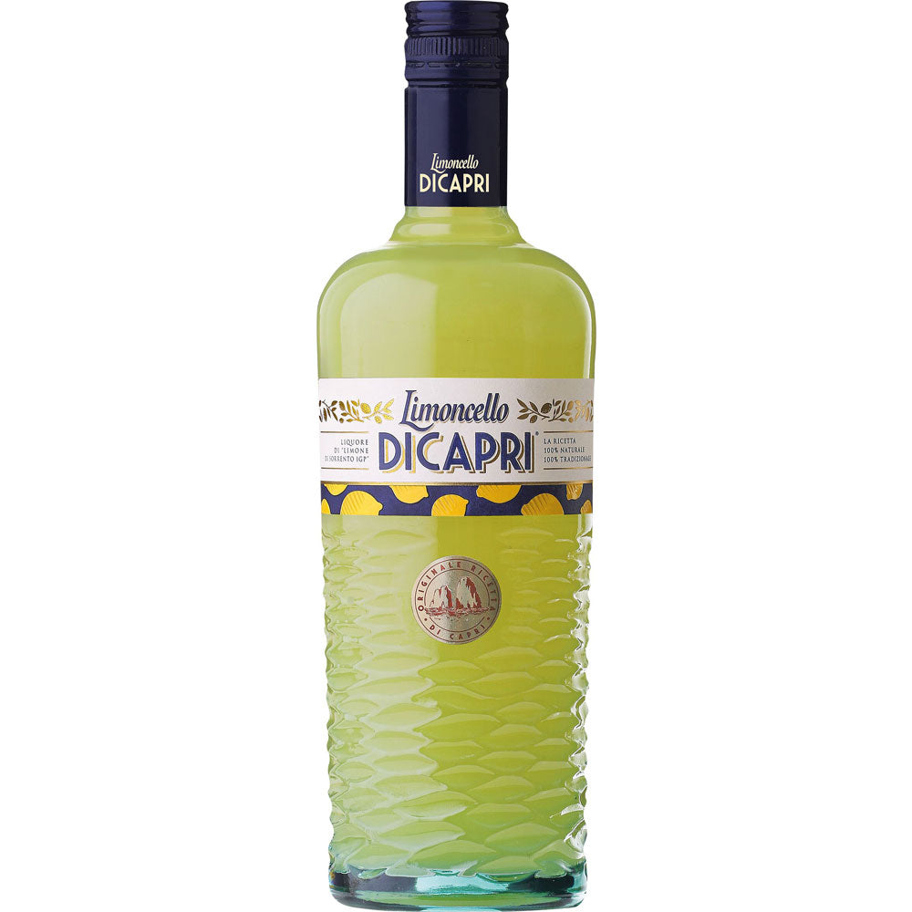 Eine 0,7-Liter-Flasche Limoncello di Capri (30%), präsentiert in einem strukturierten grünen Glas mit einem leuchtend gelben Etikett, hergestellt mit Limone di Sorrento für echten italienischen Geschmack.