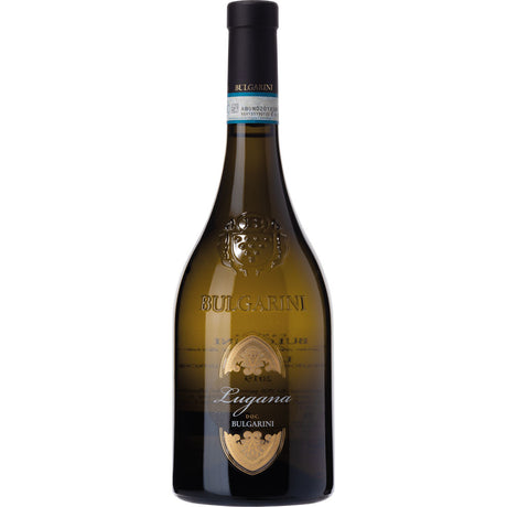 Eine Flasche Lugana Bulgarini DOC 2025, ein italienischer Weißwein aus Bulgarini, der aus Turbiana-Trauben hergestellt wird, mit geprägtem Logo und goldenem Frontetikett.