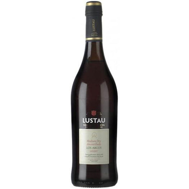 Eine 0,75-Liter-Flasche Lustau Amontillado Sherry Medium Dry (18,5%) mit dunklem Etikett und cremefarbenem Anhänger, der diesen exquisiten Medium Dry Sherry der Marke Lustau repräsentiert.