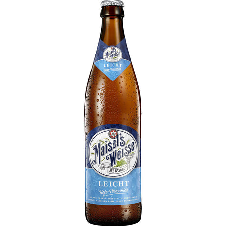 Eine gekühlte braune Flasche Maisel's Weisse Hefe-Weissbier Leicht 20x 0,5 Liter (MEHRWEG) mit blauem Etikett und Kondenswasser, die den erfrischenden bayerischen Stil und die Qualität von Maisel's Weisse widerspiegelt.