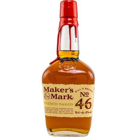 Eine Flasche Maker's Mark 46 Kentucky Bourbon Whiskey 47% (0,7 l) von Maker's Mark wird auf einem weißen Hintergrund mit dem charakteristischen roten Wachssiegel und dem beigen Etikett präsentiert, das das einzigartige French Oak Finish hervorhebt.