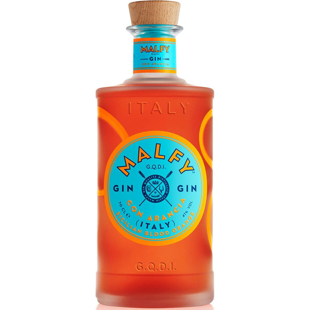 Eine 0,7-Liter-Flasche Malfy Gin Con Arancia (41%) von Malfy Gin, die mit sizilianischen Blutorangen versetzt ist, hat ein leuchtend blau-oranges Etikett und einen Holzverschluss.