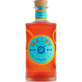 Eine 0,7-Liter-Flasche Malfy Gin Con Arancia (41%) von Malfy Gin, die mit sizilianischen Blutorangen versetzt ist, hat ein leuchtend blau-oranges Etikett und einen Holzverschluss.
