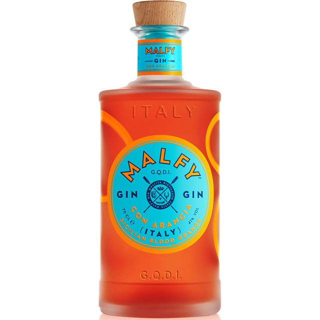 Eine 0,7-Liter-Flasche Malfy Gin Con Arancia (41%) von Malfy Gin, die mit sizilianischen Blutorangen versetzt ist, hat ein leuchtend blau-oranges Etikett und einen Holzverschluss.