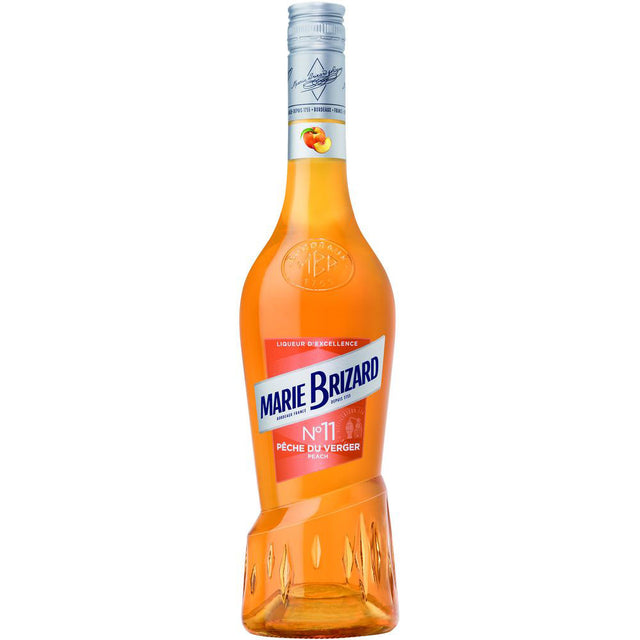 Eine 0,7-Liter-Flasche Marie Brizard Liqueur Pfirsich (18%), ein Premium-Pfirsichlikör von Marie Brizard, mit orangefarbenem Etikett und Verschluss.