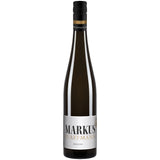 Eine Flasche Markus Pfaffmann Riesling Chapeau trocken 2024 mit schwarzem Verschluss und weißem Etikett ist vor einem weißen Hintergrund abgebildet. Dieser klassische Pfälzer Riesling verkörpert die für Markus Pfaffmann-Weine typische Eleganz und Frische.