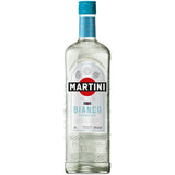 Eine 1-Liter-Flasche Martini Bianco Vermouth (14,5 % vol.) von Martini mit weißem Etikett und blauem Verschluss, abgebildet vor weißem Hintergrund.