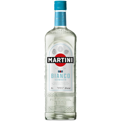 Eine 1-Liter-Flasche Martini Bianco Vermouth (14,5 % vol.) von Martini mit weißem Etikett und blauem Verschluss, abgebildet vor weißem Hintergrund.