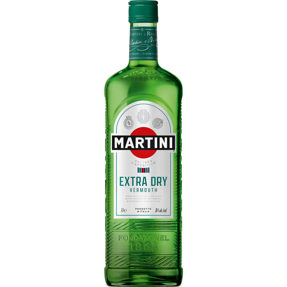 Eine grüne 1-Liter-Flasche Martini Extra Dry 15,0% von Martini mit einem weißen Etikett mit schwarzen, roten und grünen Akzenten - ein klassischer Aperitif für jede Gelegenheit.