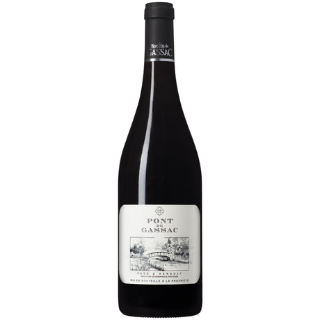 Eine dunkle Weinflasche mit der Aufschrift „Mas de Daumas Gassac Pont de Gassac Rouge 2023“ ziert eine Schwarz-Weiß-Illustration auf dem Etikett, die die Eleganz der Languedoc-Weine von Mas de Daumas Gassac widerspiegelt.