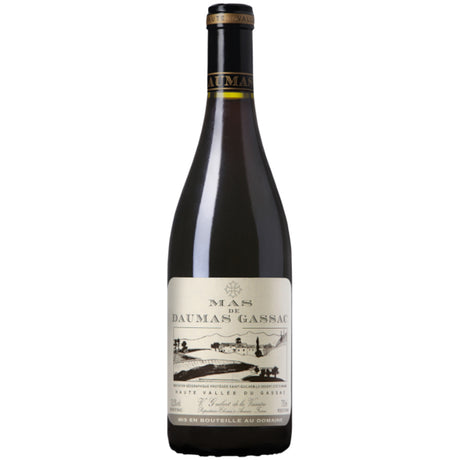 Eine Flasche Mas de Daumas Gassac Rouge 2015, die sich durch ihr cremefarbenes Etikett mit einer Weinbergillustration auszeichnet – ein wahres Juwel unter den Languedoc-Weinen von Mas de Daumas Gassac.