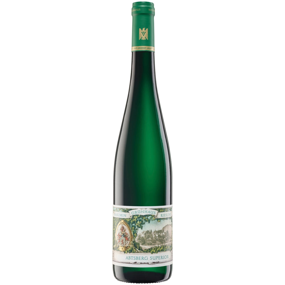 Eine hohe, grüne Weinflasche mit einem dekorativen Etikett, das eine Weinbergillustration und einen Text zeigt. Es präsentiert den renommierten Riesling Abtsberg Superior 2024 des Weinguts Maximin Grünhaus und hebt dessen unverwechselbare Schiefermineralität hervor.