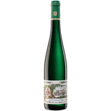 Eine hohe grüne Weinflasche vom Weingut Maximin Grünhaus mit einem weiß-grünen Etikett, das Bilder und Text zeigt, ist vor einem weißen Hintergrund abgebildet. Auf dem Etikett ist die Bezeichnung „VDP.Erste Lage“ aus der Region Ruwer deutlich zu sehen, die den außergewöhnlichen Riesling „Grünhäuser 1G trocken 2024“ des Weinguts Maximin Grünhaus hervorhebt.