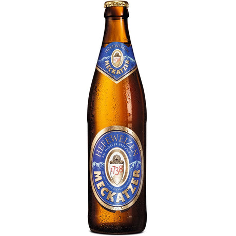 Eine Braunglasflasche Meckatzer Hefeweizen Hell (20x 0,5L Mehrweg) trägt ein blau-goldenes Etikett mit Kondenswasser, das für die Allgäuer Brautradition von Meckatzer steht.