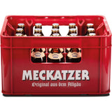 Eine rote Kiste mit 20 Flaschen Meckatzer Hell 0,33L (Mehrweg), ein klassisches bayerisches Bier der Marke Meckatzer.