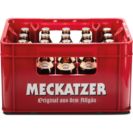 Ein roter Kasten Meckatzer Hell 20x 0,5 Liter (MEHRWEG) Flaschen mit bayerischer Brautradition und dem "Meckatzer"-Logo auf der Seite.