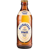 Eine braune Flasche Meckatzer Hell 20x 0,33 Liter (MEHRWEG) von Meckatzer, ein klassisches bayerisches Bier, zeigt Kondenswasser auf seinem weiß-blauen Etikett.