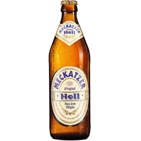 Eine Braunglasflasche Meckatzer Hell 20x 0,5 Liter (MEHRWEG) von Meckatzer besitzt ein weiß-blaues Etikett mit sichtbarem Kondenswasser, das für bayerische Brautradition steht.