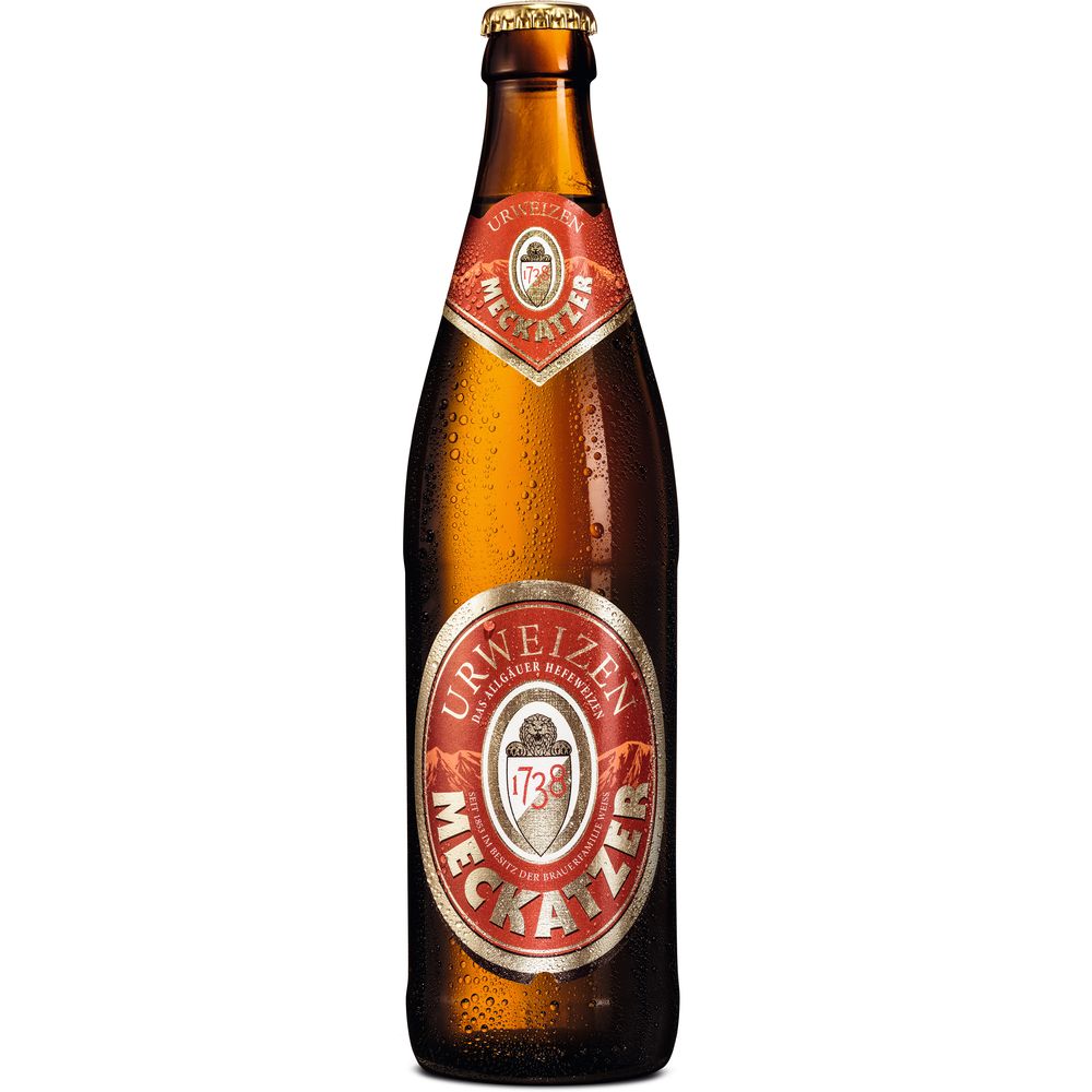 Eine braune Flasche Meckatzer Urweizen dunkel 20x 0,5 Liter (MEHRWEG) von Meckatzer, mit rot-goldenem Etikett und Kondenstropfen, hebt dieses klassische dunkle Hefeweizen aus dem Allgäu hervor.