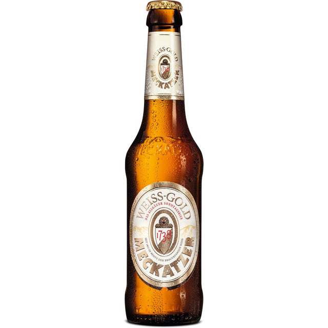 Eine gekühlte Meckatzer Weiss Gold 0,33L Flasche aus dem 24er-Pack (MEHRWEG) schimmert mit Kondenswasser vor weißem Hintergrund und unterstreicht die Tradition der Marke.