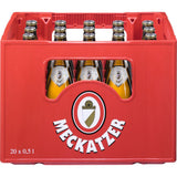 Eine rote Kiste mit der Aufschrift Meckatzer enthält 20 Glasflaschen (je 0,5 l) Meckatzer Weiss Gold, ein klassisches Helles Bier.
