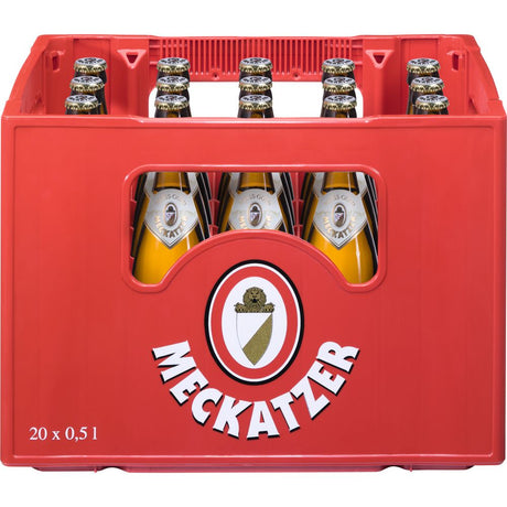 Eine rote Kiste mit der Aufschrift Meckatzer enthält 20 Glasflaschen (je 0,5 l) Meckatzer Weiss Gold, ein klassisches Helles Bier.
