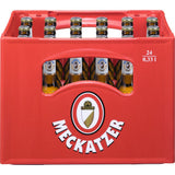 Rote Kiste mit 24 Flaschen Meckatzer Weiss-Gold Alkoholfrei (je 0,33L, Mehrweg), sichtbar durch einen Frontausschnitt - genießen Sie dieses erfrischende alkoholfreie Vollbier von Meckatzer.