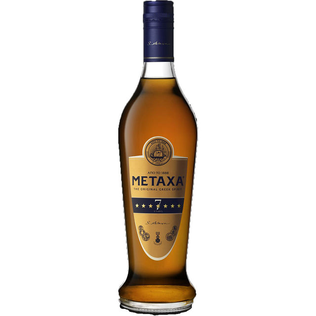 Eine 0,7-Liter-Flasche des griechischen Branntweins Metaxa 7* (40% vol) mit blau-goldenem Etikett, hergestellt aus Muskatellerweinen von Samos, auf weißem Hintergrund.