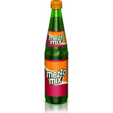 Eine grüne Glasflasche Mezzo Mix 20x 0,5 Liter (MEHRWEG) von Mezzo Mix mit einem orangefarbenen Verschluss und einem bunten Etikett hebt sich von einem weißen Hintergrund ab.