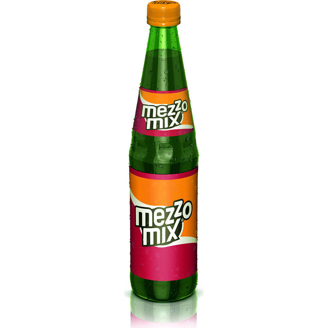 Eine grüne Glasflasche Mezzo Mix 20x 0,5 Liter (MEHRWEG) von Mezzo Mix mit einem orangefarbenen Verschluss und einem bunten Etikett hebt sich von einem weißen Hintergrund ab.