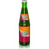 Eine grüne Glasflasche von Mezzo Mix 24x 0,33 Liter (MEHRWEG) von Mezzo Mix mit einem orange-roten Etikett steht aufrecht auf weißem Hintergrund und wirkt besonders erfrischend.