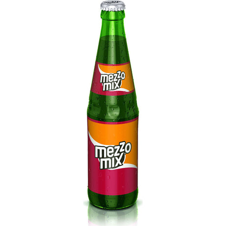 Eine grüne Glasflasche von Mezzo Mix 24x 0,33 Liter (MEHRWEG) von Mezzo Mix mit einem orange-roten Etikett steht aufrecht auf weißem Hintergrund und wirkt besonders erfrischend.