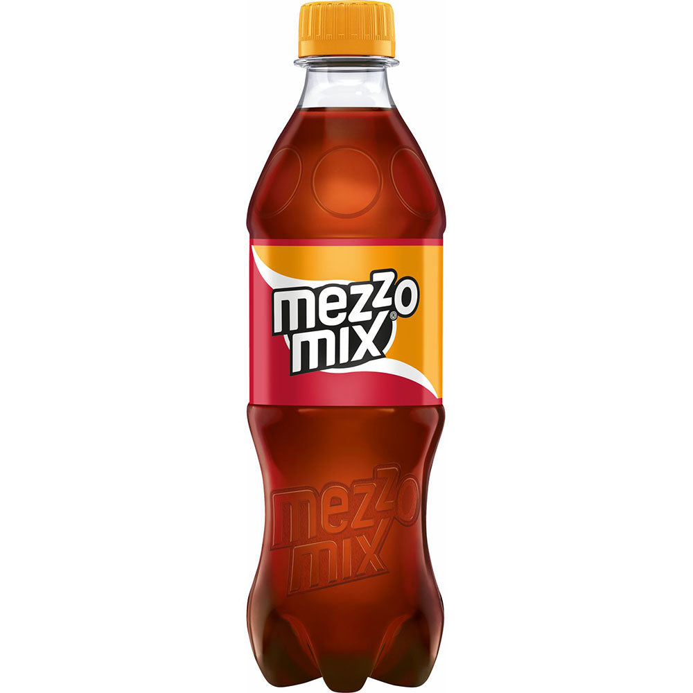Eine Mezzo Mix PEW 0.5L Plastikflasche von Mezzo Mix mit einem gelben Deckel und einem roten, orangen und weißen Etikett.
