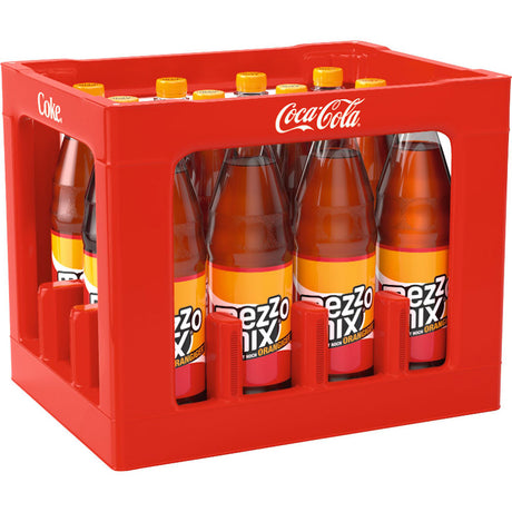 Eine Kiste mit zwölf 1-Liter-Flaschen Mezzo Mix PET (MEHRWEG), der kultigen Cola-Orange-Mischung von Mezzo Mix, jeweils mit leuchtend orangen Etiketten.